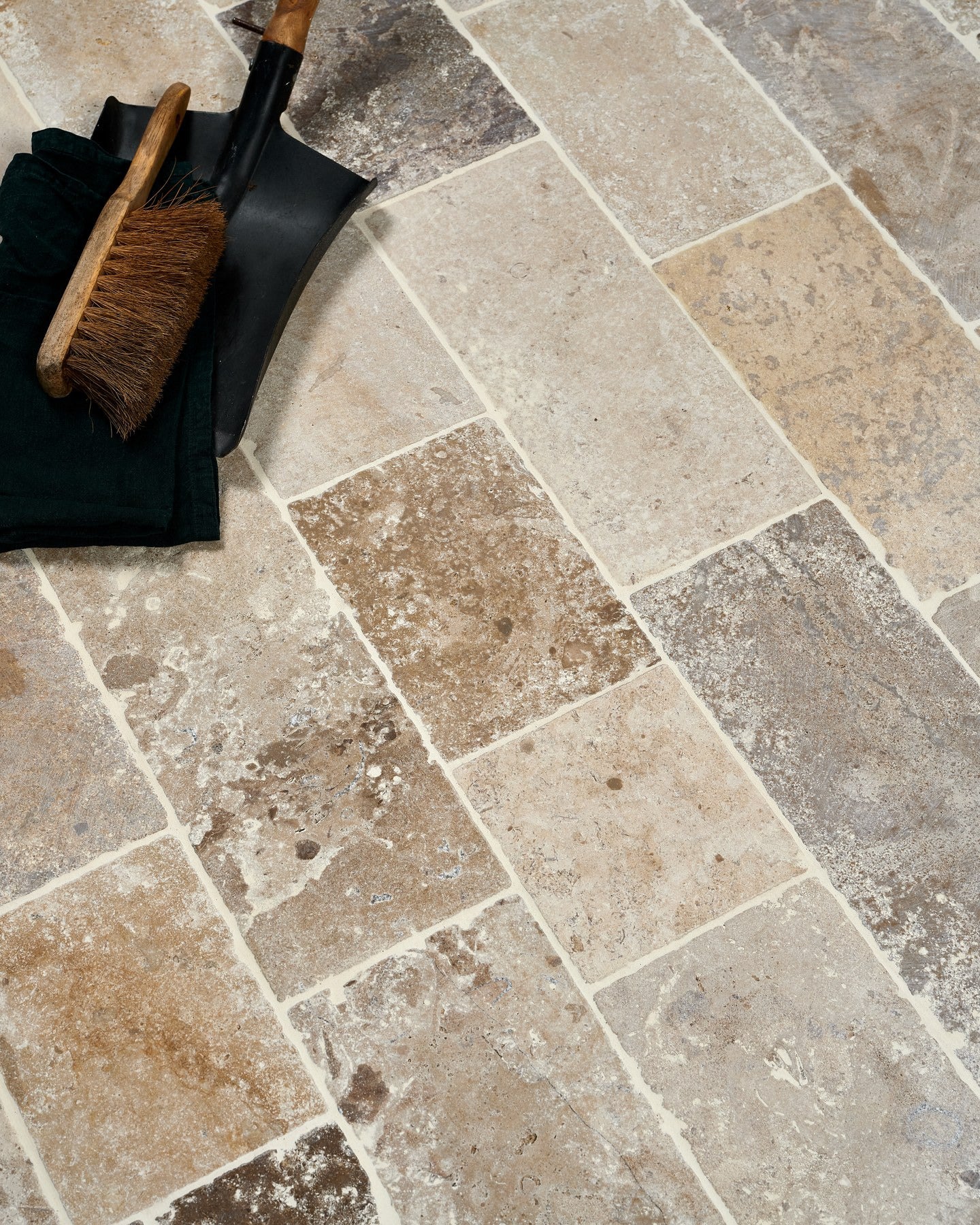 Vieux Bourgogne Limestone Cobbles Weathered Finish