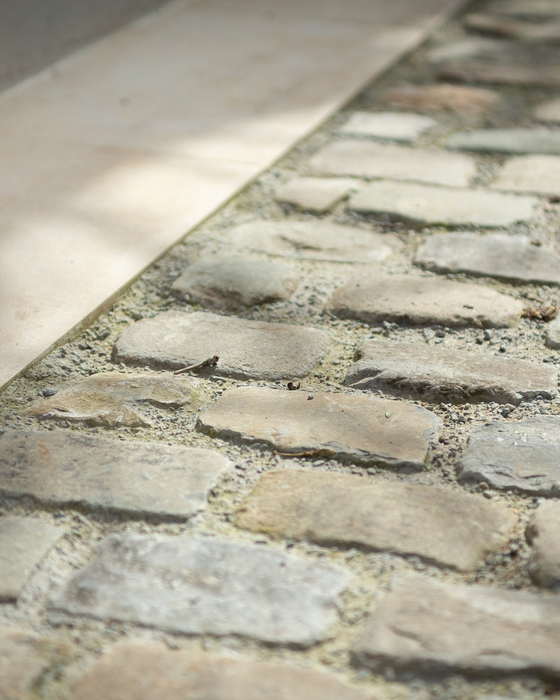 Windsor Sandstone Cobble Reclaimed & Sawn|Credit: Layzell Architects|wychwood-limestone-paving-etched-finish