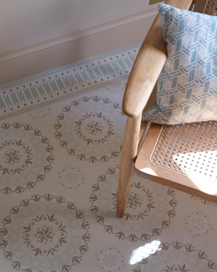 Aventuras Ziggy Border Olive Porcelain