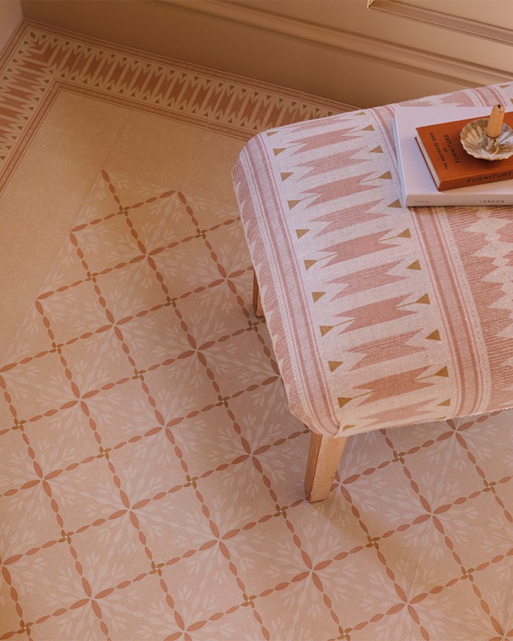 Aventuras Ziggy Corner Terracotta Porcelain